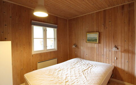 Annlouise - 300M from the Sea: Piso, Suelo, Pared, Madera, Diseño De Interiores, Habitación, Techo, Cama, Habitación, Suelos De Madera