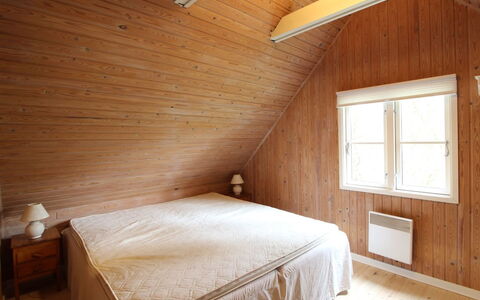 Annlouise - 300M from the Sea: Piso, Suelo, Pared, Madera, Suelos De Madera, Diseño De Interiores, Techo, Habitación, Habitación, Cama