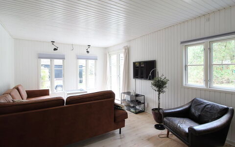 Annlouise - 300M from the Sea: Madera, Diseño De Interiores, Piso, Sofá, Sala, Casa, Suelo, Techo, Mueble, Suelos De Madera