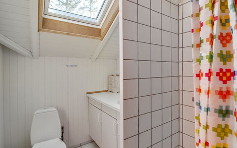 Frandsine - 800M from the Sea: Piso, Pared, Diseño De Interiores, Suelo, Arreglo De Tubería, Madera, Techo, Baño, Habitación, Plomería
