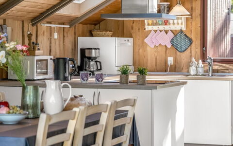Frandsine - 800M from the Sea: Cocina, Aparato De Cocina, Mueble, Mostrador, Diseño De Interiores, Electrodoméstico, Madera, Piso, Techo, Gabinetes