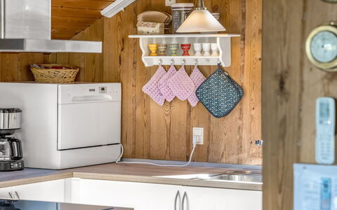 Frandsine - 800M from the Sea: Cocina, Madera, Aparato De Cocina, Diseño De Interiores, Electrodoméstico, Mostrador, Mueble, Piso, Habitación, Casa