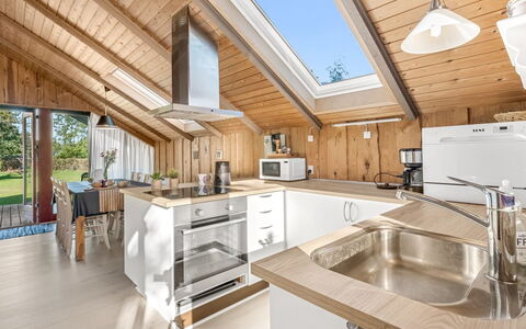 Frandsine - 800M from the Sea: Madera, Techo, Cocina, Diseño De Interiores, Casa, Mostrador, Electrodoméstico, Arreglo De Tubería, Habitación, Ático