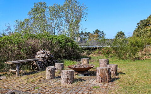 Frandsine - 800M from the Sea: Madera, Arbusto, Planta De La Comunidad, Banco Al Aire Libre, Cobertura Del Suelo, Banco, Mueble Para Exteriores, Jardín, Mesa Al Aire Libre
