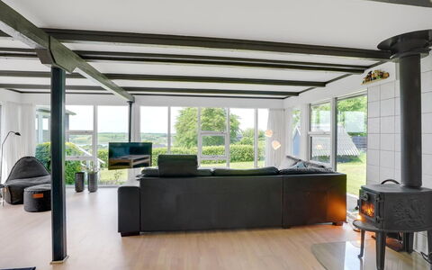 Edvia - 700M to the Fjord: Mueble, Diseño De Interiores, Piso, Suelo, Techo, Madera, Encendiendo, Sofá, Habitación, Sala