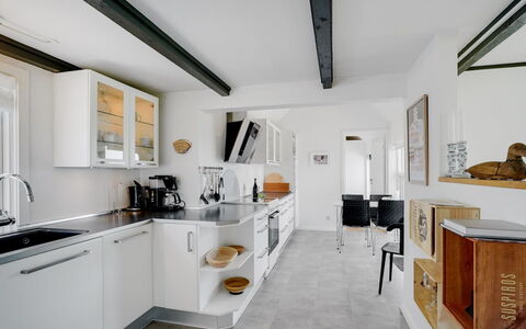 Edvia - 700M to the Fjord: Cocina, Diseño De Interiores, Mostrador, Piso, Mueble, Techo, Gabinetes, Aparato De Cocina, Suelo, Lámpara