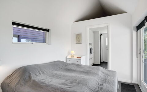 Edvia - 700M to the Fjord: Techo, Diseño De Interiores, Casa, Suelo, Habitación, Habitación, La Luz Del Día, Lámpara, Cama