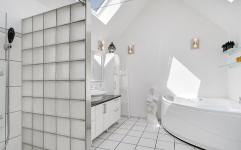 Edvia - 700M to the Fjord: Diseño De Interiores, Arreglo De Tubería, Piso, Techo, Bañera, Suelo, Baño, Grifo, Plomería, Habitación