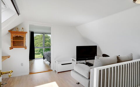 Edvia - 700M to the Fjord: Mueble, Diseño De Interiores, Madera, Piso, Techo, Suelo, Habitación, Casa, Sofá, Sala
