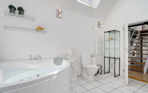 Edvia - 700M to the Fjord: Arreglo De Tubería, Diseño De Interiores, Piso, Techo, Suelo, Baño, Plomería, Bañera, Grifo, Lavabo