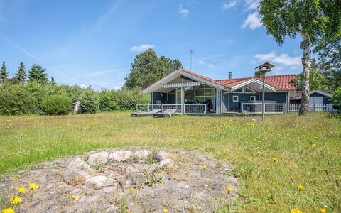 Waltraud - 500M from the Sea: Madera, Techo, Casa, Casa, Arquitectura, Vía Muerta, El Terreno Del Lote, Cabaña, Cobertizo, Edificios Del Jardín