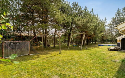 Arwed - from the Sea: Techo, Casa, Casa, Cabaña, Vía Muerta, Inmuebles, Entrada De Coches, Edificios Del Jardín, Yarda, Cobertizo