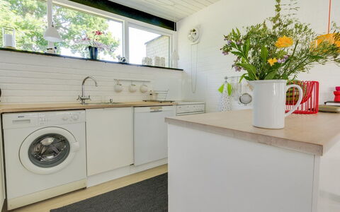 Enya - 600M from the Sea: Piso, Diseño De Interiores, Suelo, Electrodoméstico, Lavadora, Mostrador, Cocina, Techo, Grifo, Encendiendo