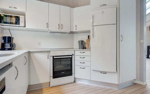 Selver - 250M from the Sea: Aparato De Cocina, Cocina, Electrodoméstico, Mostrador, Gabinetes, Piso, Diseño De Interiores, Madera, Electrodoméstico, Suelo
