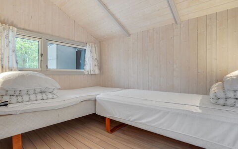 Selver - 250M from the Sea: Madera, Piso, Suelo, Habitación, Diseño De Interiores, Techo, Cama, Mueble, Habitación, Madera Dura