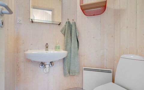 Selver - 250M from the Sea: Pared, Piso, Arreglo De Tubería, Madera, Suelo, Diseño De Interiores, Lavabo, Lavabo Del Baño, Baño, Habitación