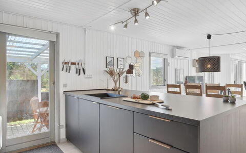 Tarja - 150M from the Sea: Cocina, Madera, Piso, Mostrador, Diseño De Interiores, Suelo, Mueble, Techo, Gabinetes, Aparato De Cocina