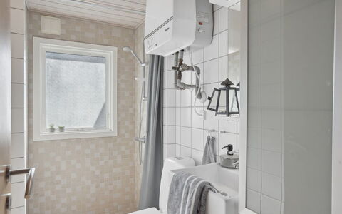 Tarja - 150M from the Sea: Pared, Baño, Arreglo De Tubería, Diseño De Interiores, Piso, Suelo, Baño, Plomería, Habitación, Lavabo
