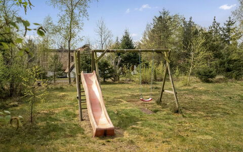 Tarja - 150M from the Sea: Madera, Tobogán, Equipo De Juego Exterior, Jardín, Tolva, Patio Interior, Césped, Paisajismo, Yarda, Sombra