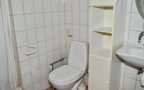 Raya - 250M from the Sea: Asiento Del Baño, Baño, Arreglo De Tubería, Lavabo Del Baño, Piso, Baño, Suelo, Lavabo, Diseño De Interiores, Plomería