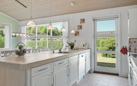Bertram - 1.9Km from the Sea: Cocina, Diseño De Interiores, Mostrador, Piso, Mueble, Techo, Gabinetes, Lámpara, Suelo, Aparato De Cocina