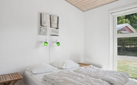 Bertram - 1.9Km from the Sea: Diseño De Interiores, Pared, Mueble, Cama, Habitación, Suelo, Piso, Madera, Techo, Sábana