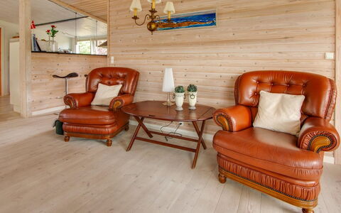 Svend - 1.5Km from the Sea: Mueble, Piso, Madera, Diseño De Interiores, Suelo, Suelos De Madera, Habitación, Techo, Casa, Sala