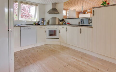 Svend - 1.5Km from the Sea: Madera, Piso, Techo, Diseño De Interiores, Suelo, Habitación, Casa, Suelos De Madera, Cocina, Manchas De Madera