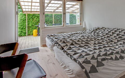 Svend - 1.5Km from the Sea: Diseño De Interiores, Habitación, Cama, Madera, Mueble, Suelo, Piso, Techo, Sábana, Lecho