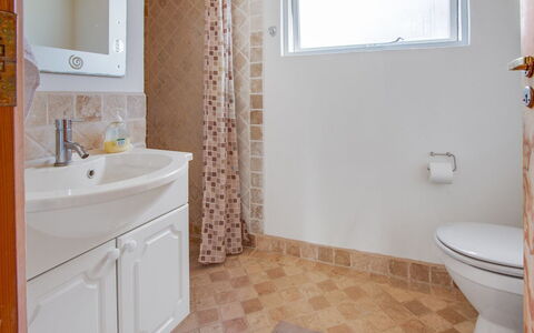 Svend - 1.5Km from the Sea: Baño, Lavabo Del Baño, Arreglo De Tubería, Piso, Suelo, Pared, Baño, Asiento Del Baño, Lavabo, Diseño De Interiores