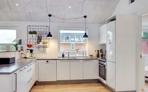Jurien - 450M from the Sea: Cocina, Mostrador, Diseño De Interiores, Lámpara, Aparato De Cocina, Techo, Piso, Mueble, Electrodoméstico, Gabinetes