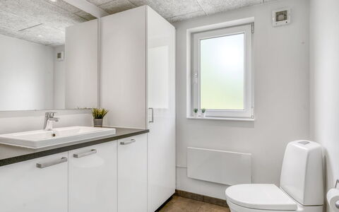 Jurien - 450M from the Sea: Arreglo De Tubería, Pared, Piso, Lavabo, Suelo, Diseño De Interiores, Lavabo Del Baño, Techo, Baño, Grifo