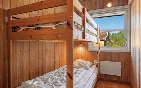 Annestine - 200M from the Sea: Madera, Madera Dura, Manchas De Madera, Habitación, Suelo, Piso, Tablón, Puerta, Litera, Cama