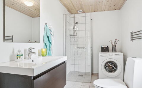 Rayla - 150M from the Sea: Diseño De Interiores, Piso, Arreglo De Tubería, Suelo, Lavabo, Techo, Mueble De Baño, Grifo, Baño, Mostrador