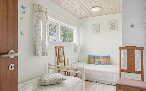 Rayla - 150M from the Sea: Mueble, Diseño De Interiores, Pared, Habitación, Piso, Cama, Suelo, Madera, Techo, Habitación