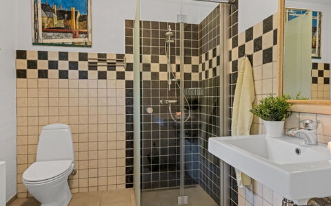 Berta - 300M from the Sea: Asiento Del Baño, Arreglo De Tubería, Piso, Baño, Baño, Suelo, Diseño De Interiores, Plomería, Loseta