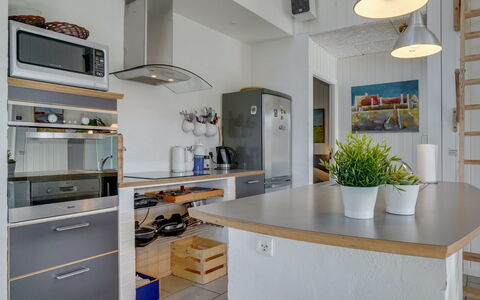 Berta - 300M from the Sea: Mueble, Cocina, Aparato De Cocina, Mostrador, Diseño De Interiores, Piso, Gabinetes, Madera, Electrodoméstico, Techo