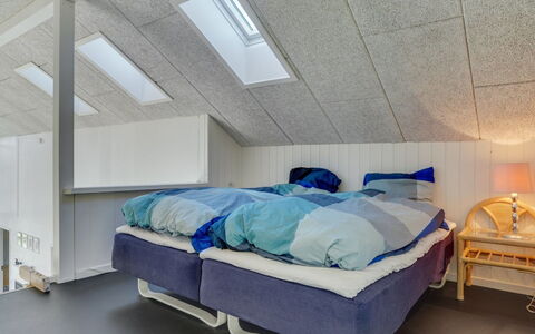 Berta - 300M from the Sea: Techo, Habitación, Diseño De Interiores, Mueble, Suelo, Piso, Cama, Habitación, Lecho, Sábana