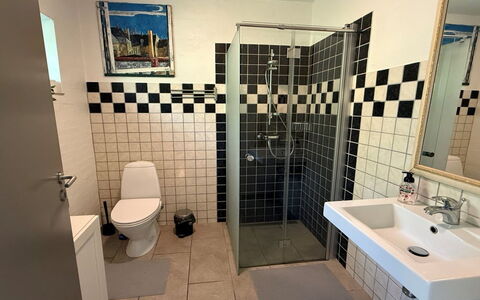 Berta - 300M from the Sea: Piso, Arreglo De Tubería, Suelo, Baño, Baño, Diseño De Interiores, Plomería, Loseta, Asiento Del Baño