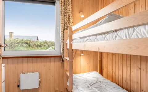 Raadengaard - 400M from the Sea: Madera, Habitación, Diseño De Interiores, Cama, Manchas De Madera, Suelo, Litera, Madera Dura, Dormitorio, Lecho