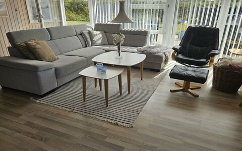 Raadengaard - 400M from the Sea: Mueble, Piso, Suelo, Suelos De Madera, Diseño De Interiores, Casa, Sala, Suelo Laminado, Habitación, Silla
