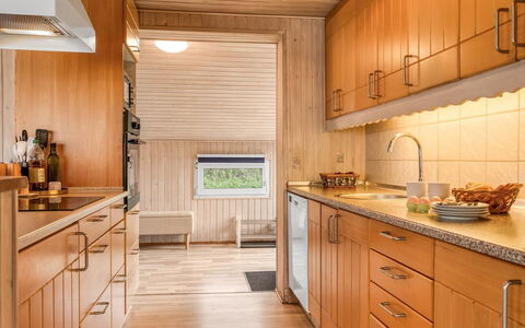 Raadengaard - 400M from the Sea: Cocina, Mostrador, Madera, Piso, Aparato De Cocina, Diseño De Interiores, Fregadero, Electrodoméstico, Gabinetes, Suelo