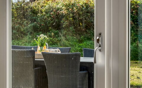 Raadengaard - 400M from the Sea: Mueble, Silla, Mueble Para Exteriores, Mesa Al Aire Libre, Cocina Y Comedor Mesa, Sombra, Eco Hotel, Patio, Vaso, Porche