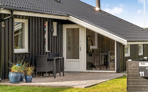 Raadengaard - 400M from the Sea: Piscina, Mueble Para Exteriores, Mueble, Recurso, Losa, Eco Hotel, Sombra, Silla, Ocio, Inmuebles
