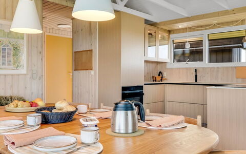 Aatu - 360M from the Sea: Diseño De Interiores, Mueble, Madera, Techo, Piso, Cocina, Encendiendo, Suelo, Lámpara, Mostrador