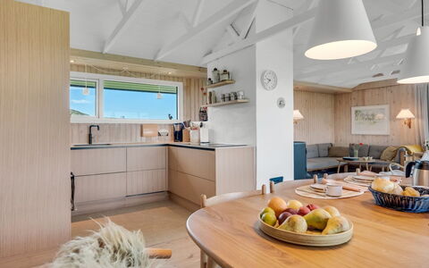 Aatu - 360M from the Sea: Mueble, Diseño De Interiores, Piso, Madera, Techo, Suelo, Cocina, Lámpara, Mostrador, Habitación