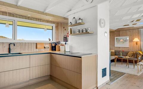 Aatu - 360M from the Sea: Cocina, Diseño De Interiores, Madera, Mostrador, Piso, Suelo, Techo, Gabinetes, Mueble, Casa