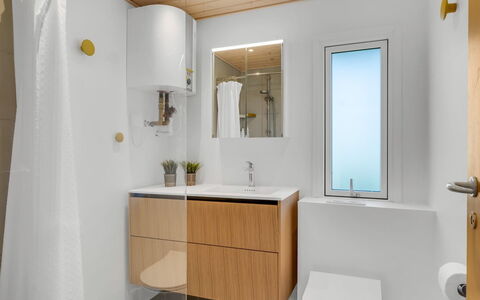 Aatu - 360M from the Sea: Arreglo De Tubería, Lavabo Del Baño, Piso, Diseño De Interiores, Madera, Lavabo, Suelo, Mueble De Baño, Baño, Grifo
