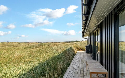Aatu - 360M from the Sea: Techo, Cabaña, Casa, Sombra, Vía Muerta, Casa De Campo, Porche, Estructura Al Aire Libre, Edificios Del Jardín