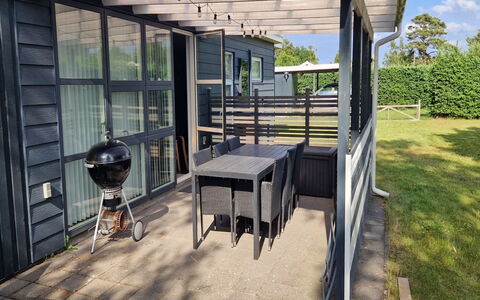 Guthrik - 900M from the Sea: Mueble, Madera, Mueble Para Exteriores, Mesa Al Aire Libre, Sombra, Porche, Silla, Estructura Al Aire Libre, Madera Dura, Manchas De Madera